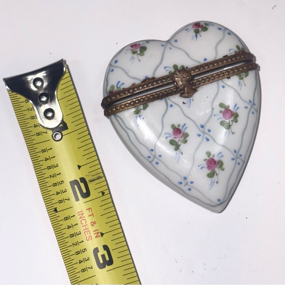 French Limoges Peint Main hinged heart-shaped trinket box - Picture 9 of 10
